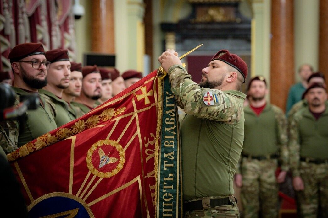 "Это наша гордость и наша независимость": Зеленский отметил воинов ДШВ государственными наградами. Фото и видео