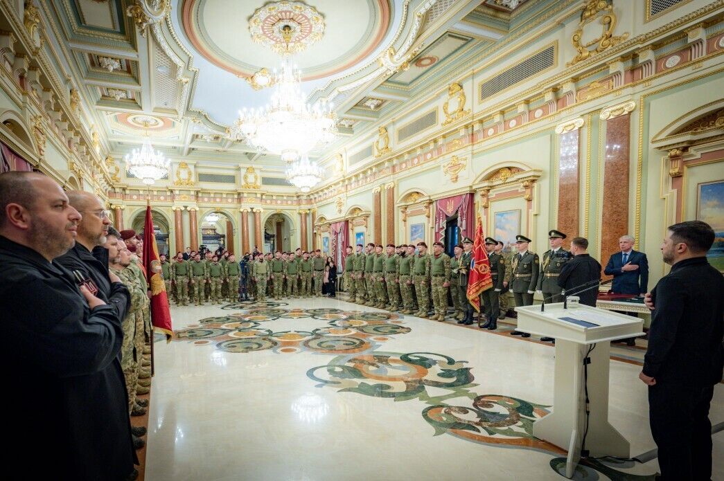 "Это наша гордость и наша независимость": Зеленский отметил воинов ДШВ государственными наградами. Фото и видео