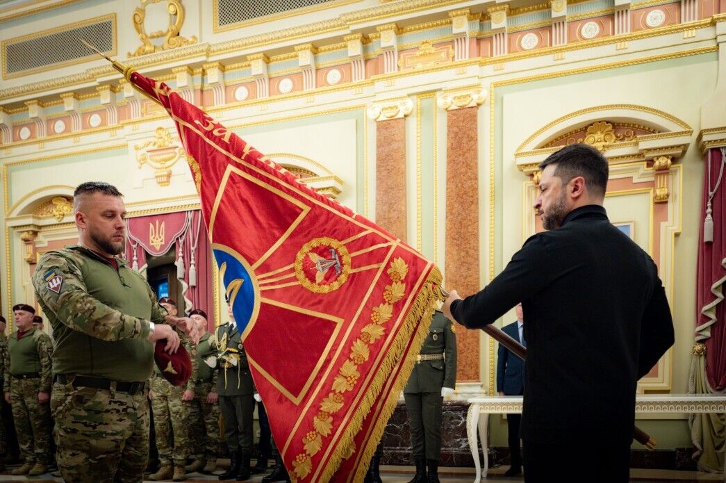 "Это наша гордость и наша независимость": Зеленский отметил воинов ДШВ государственными наградами. Фото и видео