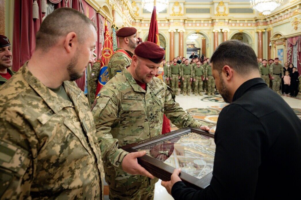 "Это наша гордость и наша независимость": Зеленский отметил воинов ДШВ государственными наградами. Фото и видео