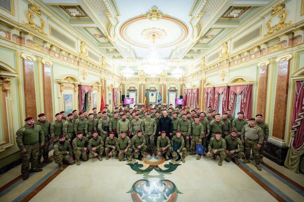 "Это наша гордость и наша независимость": Зеленский отметил воинов ДШВ государственными наградами. Фото и видео