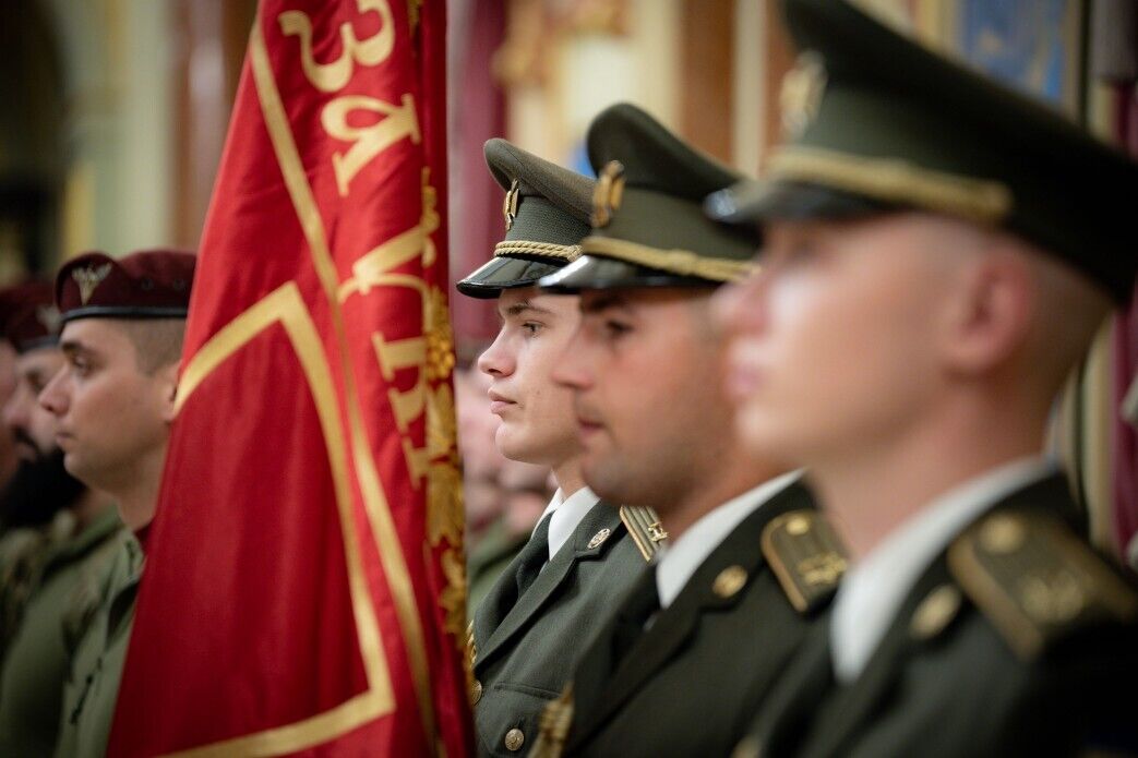 "Это наша гордость и наша независимость": Зеленский отметил воинов ДШВ государственными наградами. Фото и видео