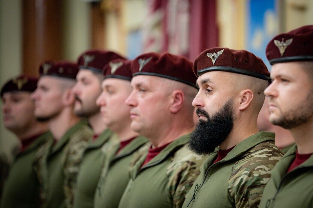 "Это наша гордость и наша независимость": Зеленский отметил воинов ДШВ государственными наградами. Фото и видео