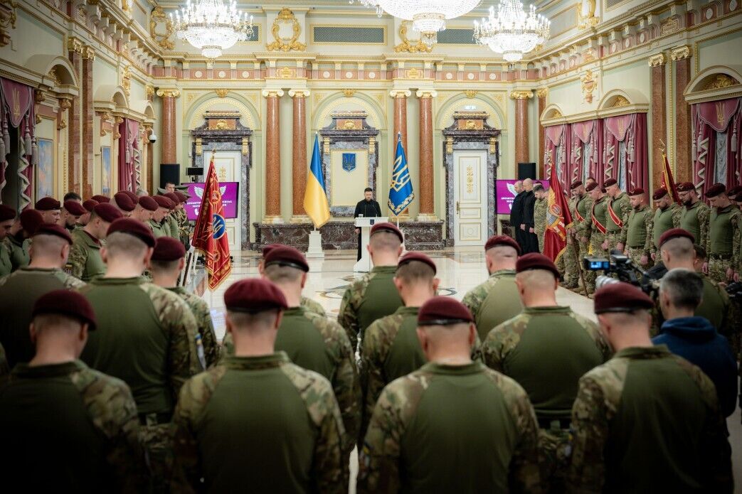 "Это наша гордость и наша независимость": Зеленский отметил воинов ДШВ государственными наградами. Фото и видео