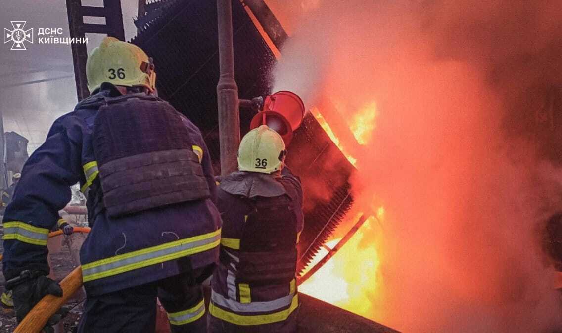 Є постраждалі, виникли пожежі на об'єктах інфраструктури: наслідки чергової атаки РФ на Київщину. Подробиці та фото