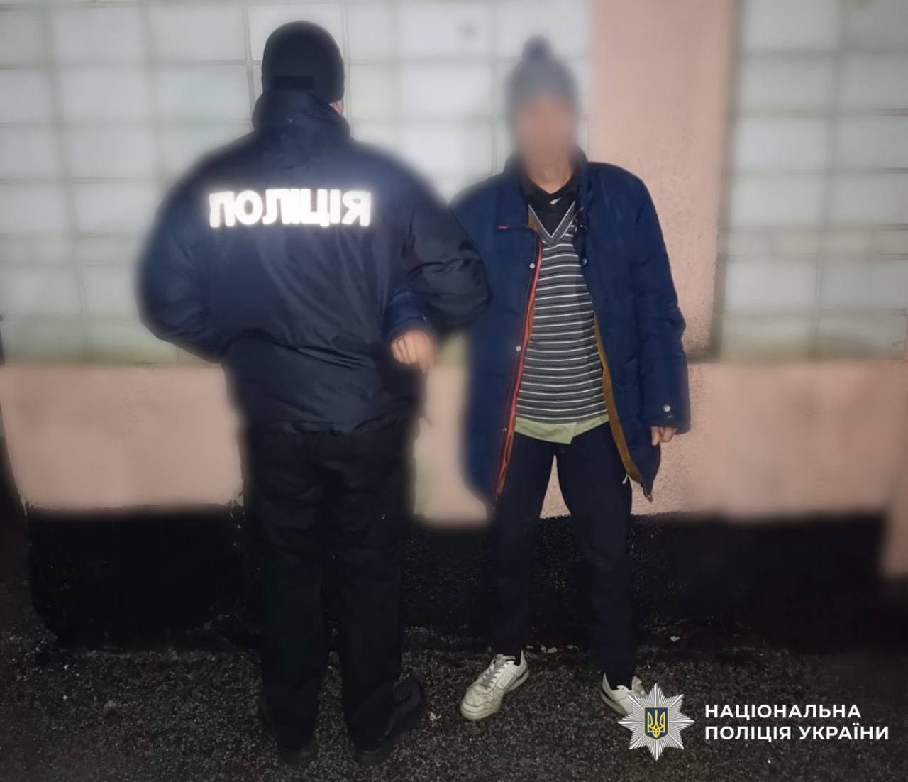 На Київщині чоловік ногами збив прапорці з іменами Героїв у центрі міста. Відео