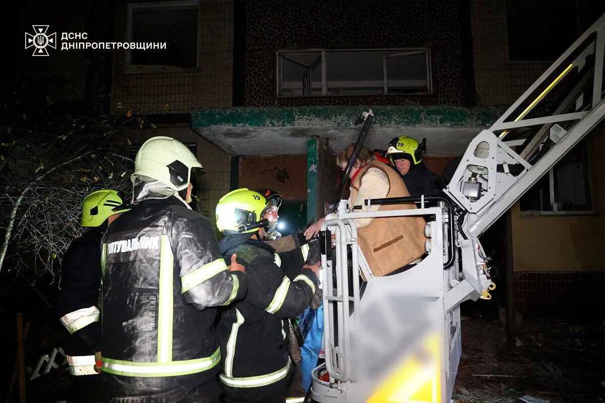 Пекельна ніч у Дніпрі. РФ била ракетами й БПЛА по місту: є влучання в багатоповерхівку, загинули три людини