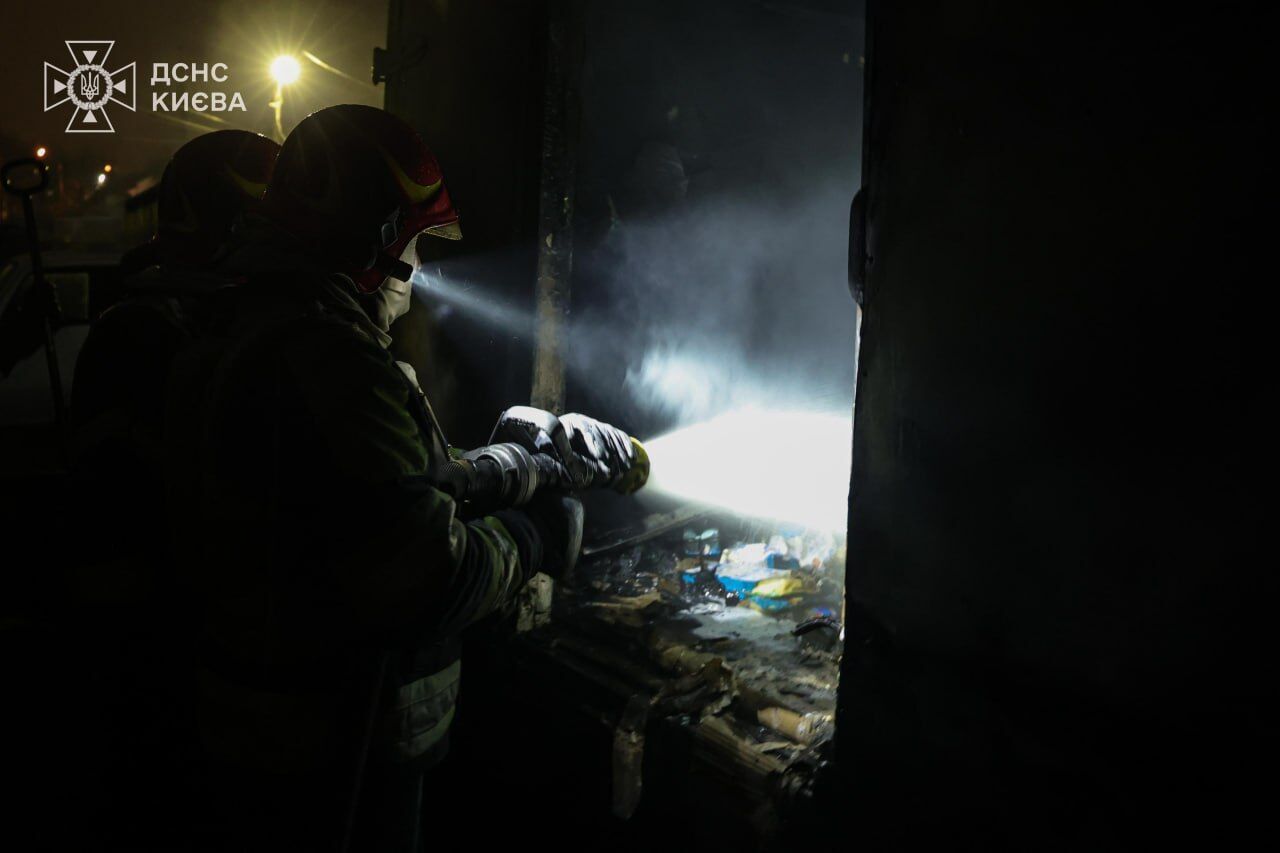 В Киеве обломки дронов вызвали пожары: в ГСЧС показали фото