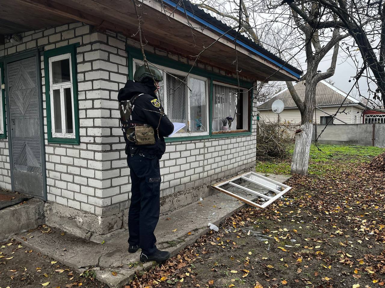 Є постраждалі, виникли пожежі на об'єктах інфраструктури: наслідки чергової атаки РФ на Київщину. Подробиці та фото