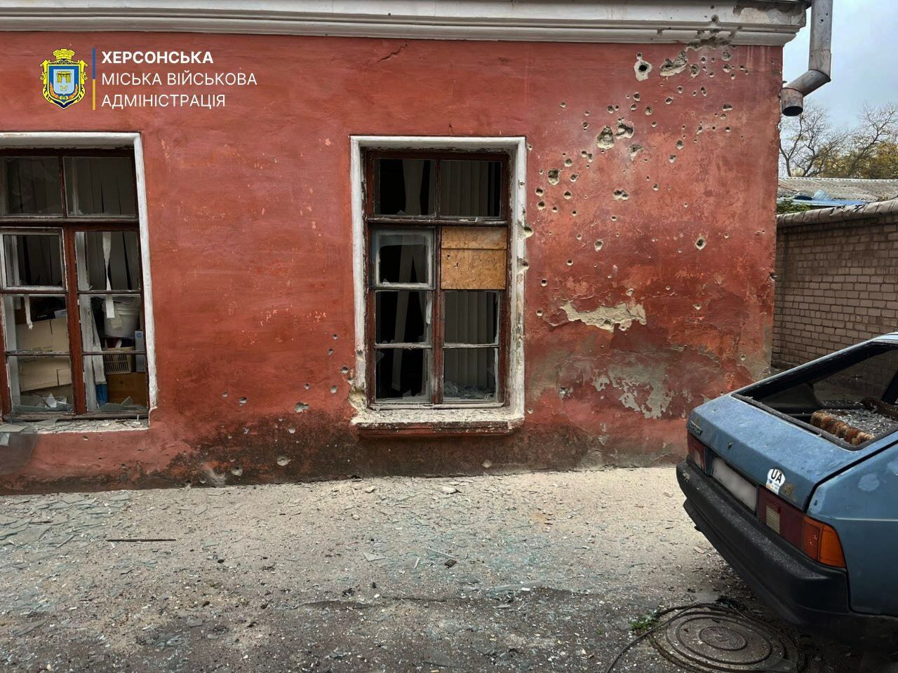 У Херсоні російські військові атакували дроном медзаклад у центрі міста. Фото