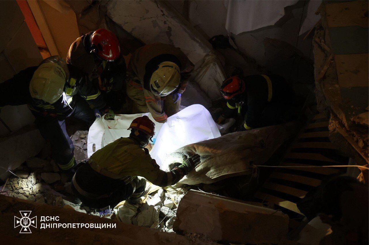 "Впала з третього поверху на другий, а хлопець на перший": постраждалі внаслідок атаки РФ на Дніпро розповіли про пережите. Відео