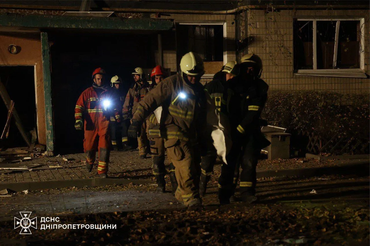 Пекельна ніч у Дніпрі. РФ била ракетами й БПЛА по місту: є влучання в багатоповерхівку, загинули три людини