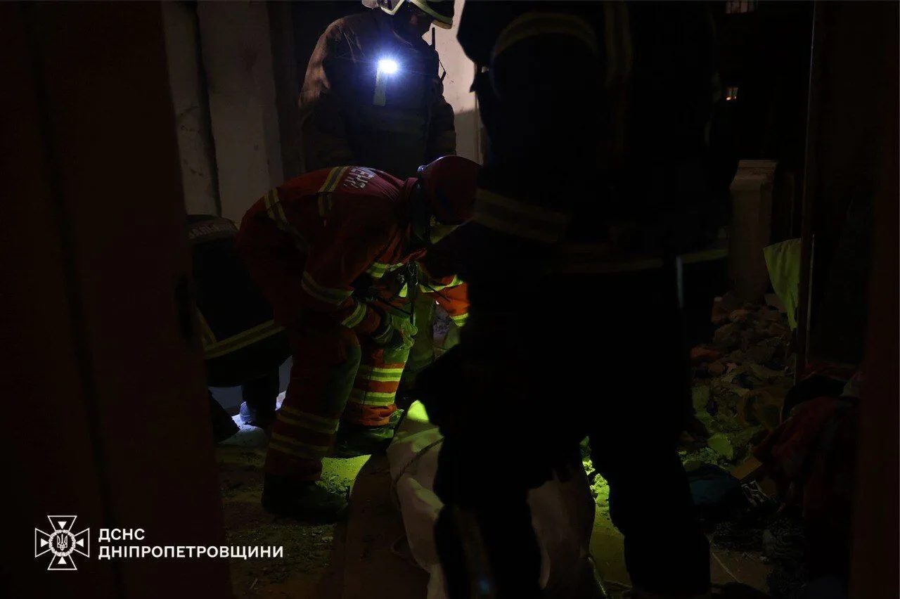 Пекельна ніч у Дніпрі. РФ била ракетами й БПЛА по місту: є влучання в багатоповерхівку, загинули три людини