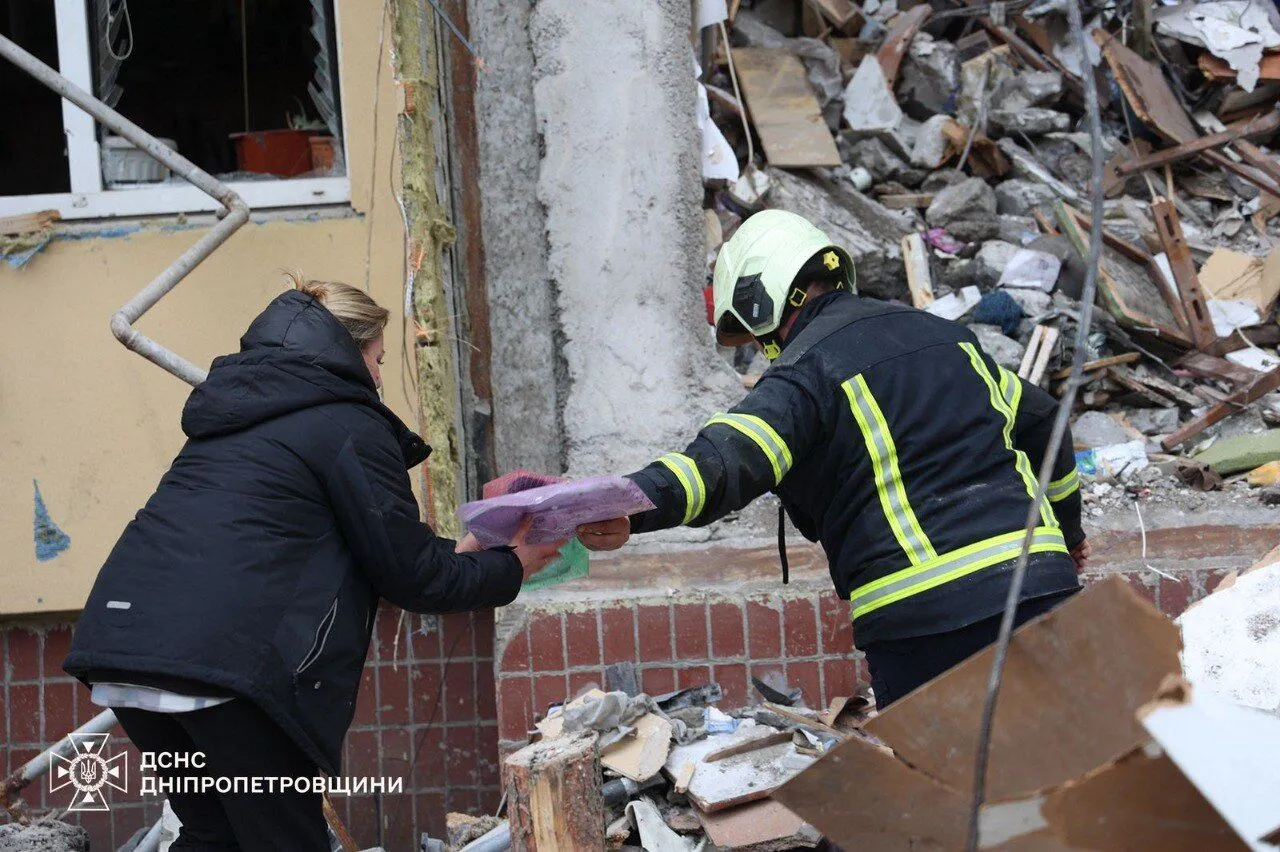 Пекельна ніч у Дніпрі. РФ била ракетами й БПЛА по місту: є влучання в багатоповерхівку, загинули три людини