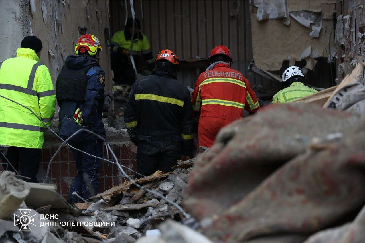 Пекельна ніч у Дніпрі. РФ била ракетами й БПЛА по місту: є влучання в багатоповерхівку, загинули три людини