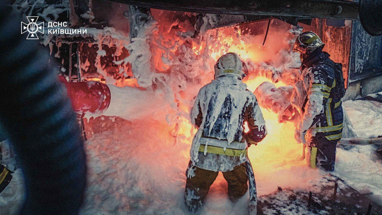 Є постраждалі, виникли пожежі на об'єктах інфраструктури: наслідки чергової атаки РФ на Київщину. Подробиці та фото
