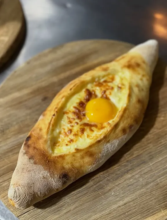 Як приготувати ароматне хачапурі з сирим жовтком: рецепт від Аліка Мкртчяна