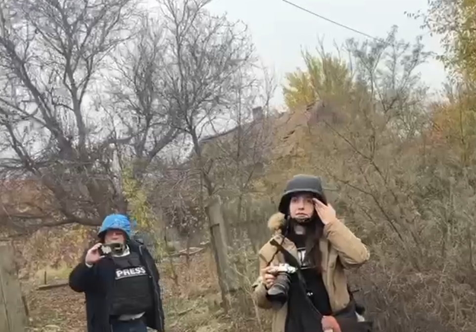 РФ атаковала дронами авто с волонтерами и журналистами вблизи Константиновки. Момент попал на видео