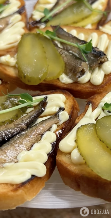 Бутерброды со шпротами для праздничного стола: самый простой рецепт вкусной закуски