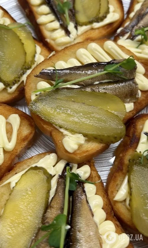 Бутерброды со шпротами для праздничного стола: самый простой рецепт вкусной закуски