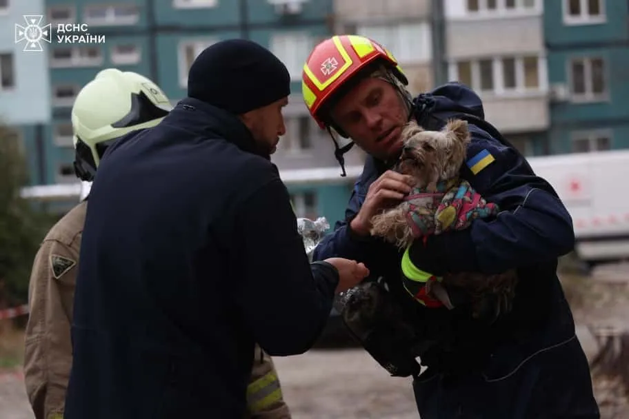 Пекельна ніч у Дніпрі. РФ била ракетами й БПЛА по місту: є влучання в багатоповерхівку, загинули три людини