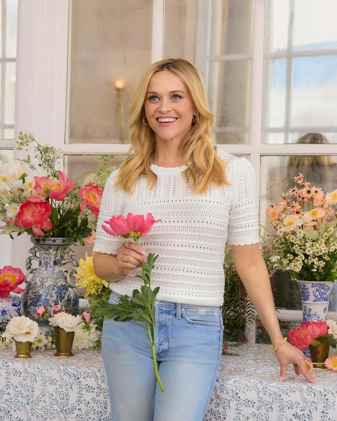 "Вернись на Землю": Риз Уизерспун нарвалась на резкую критику из-за своего дебютного романа, где события развиваются в России