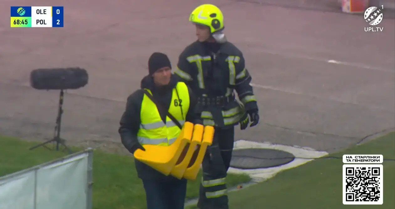 Українські фанати від надлишку енергії зламали стадіон в Олександрії. Відео