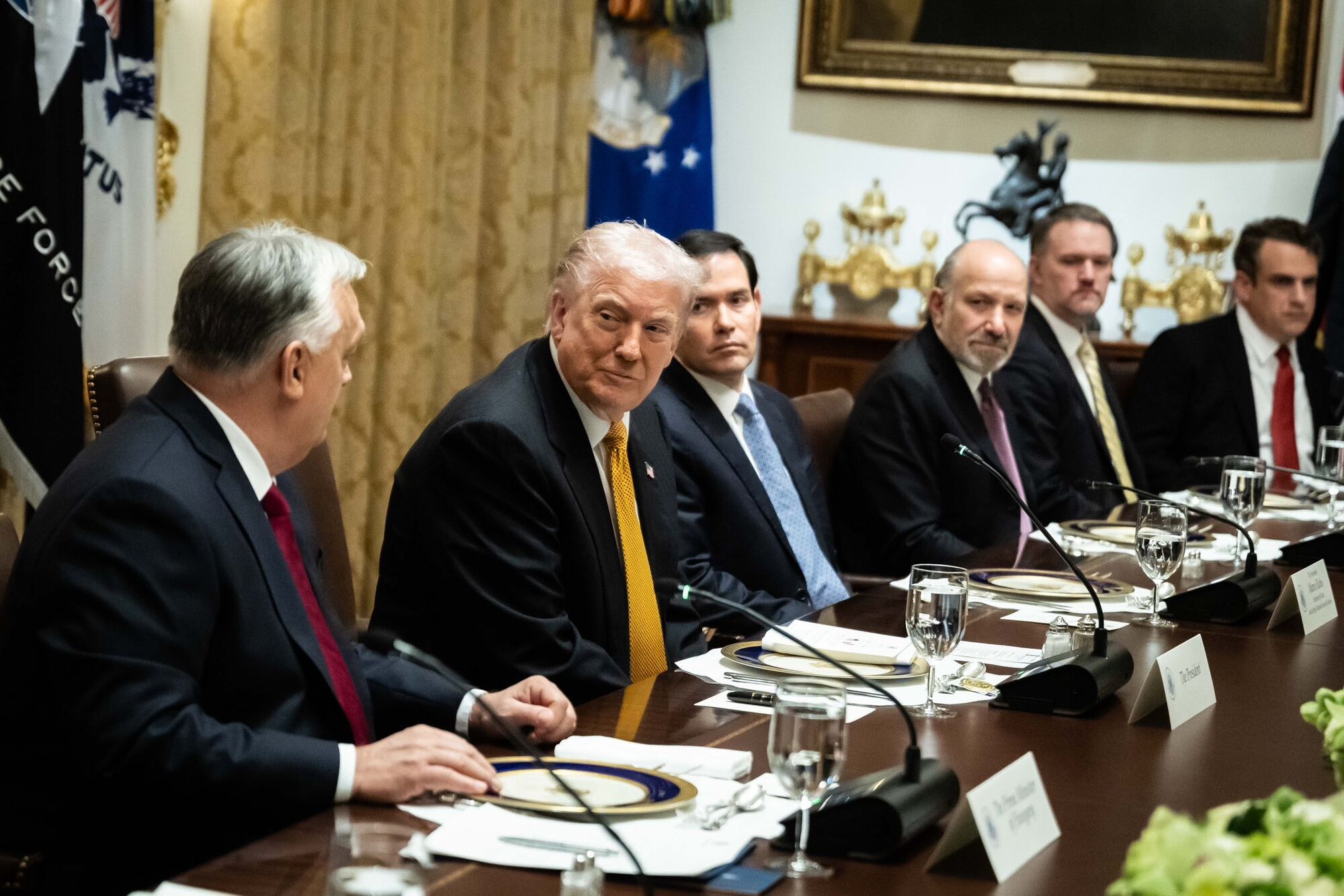 Сіярто похвалився "безстроковим звільненням від санкцій" США за купівлю російських нафти і газу: у Білому домі спростували – Reuters