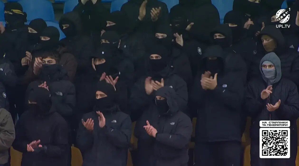 Українські фанати від надлишку енергії зламали стадіон в Олександрії. Відео