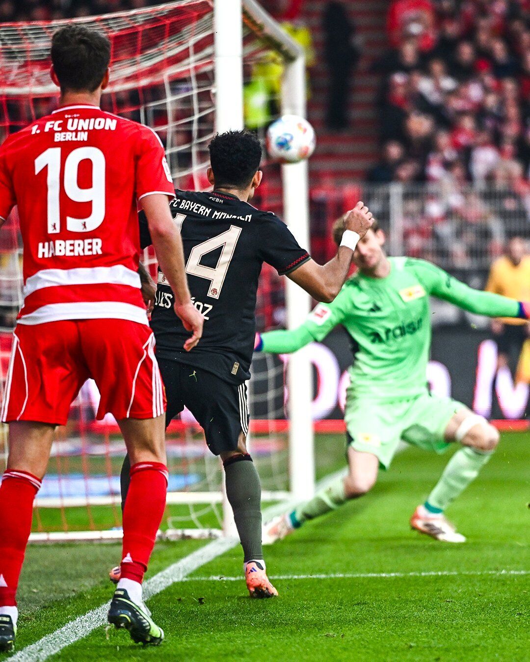 У чемпіонаті Німеччини забито "найнеймовірніший гол в історії футболу", який змусив гравців схопитися за голови. Відео зібрало 2 млн за добу