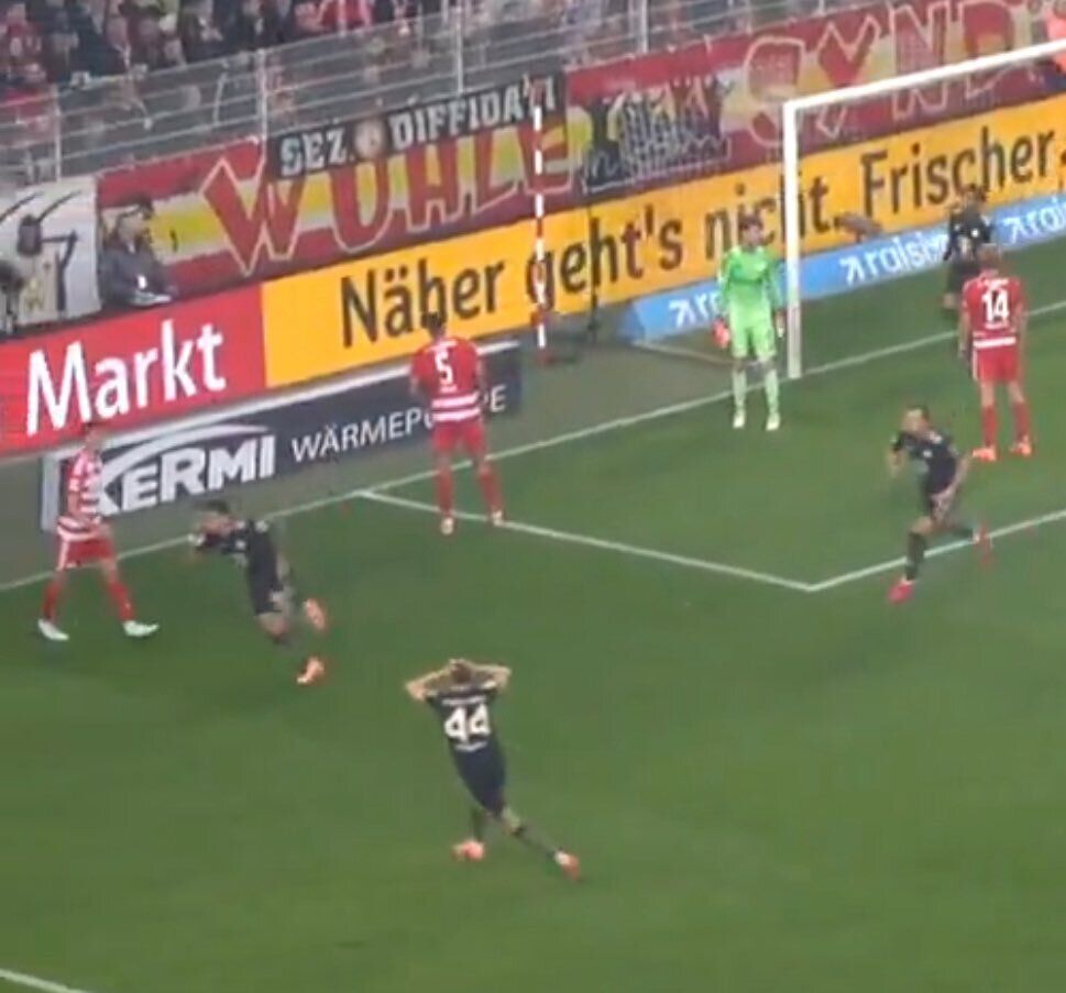 У чемпіонаті Німеччини забито "найнеймовірніший гол в історії футболу", який змусив гравців схопитися за голови. Відео зібрало 2 млн за добу