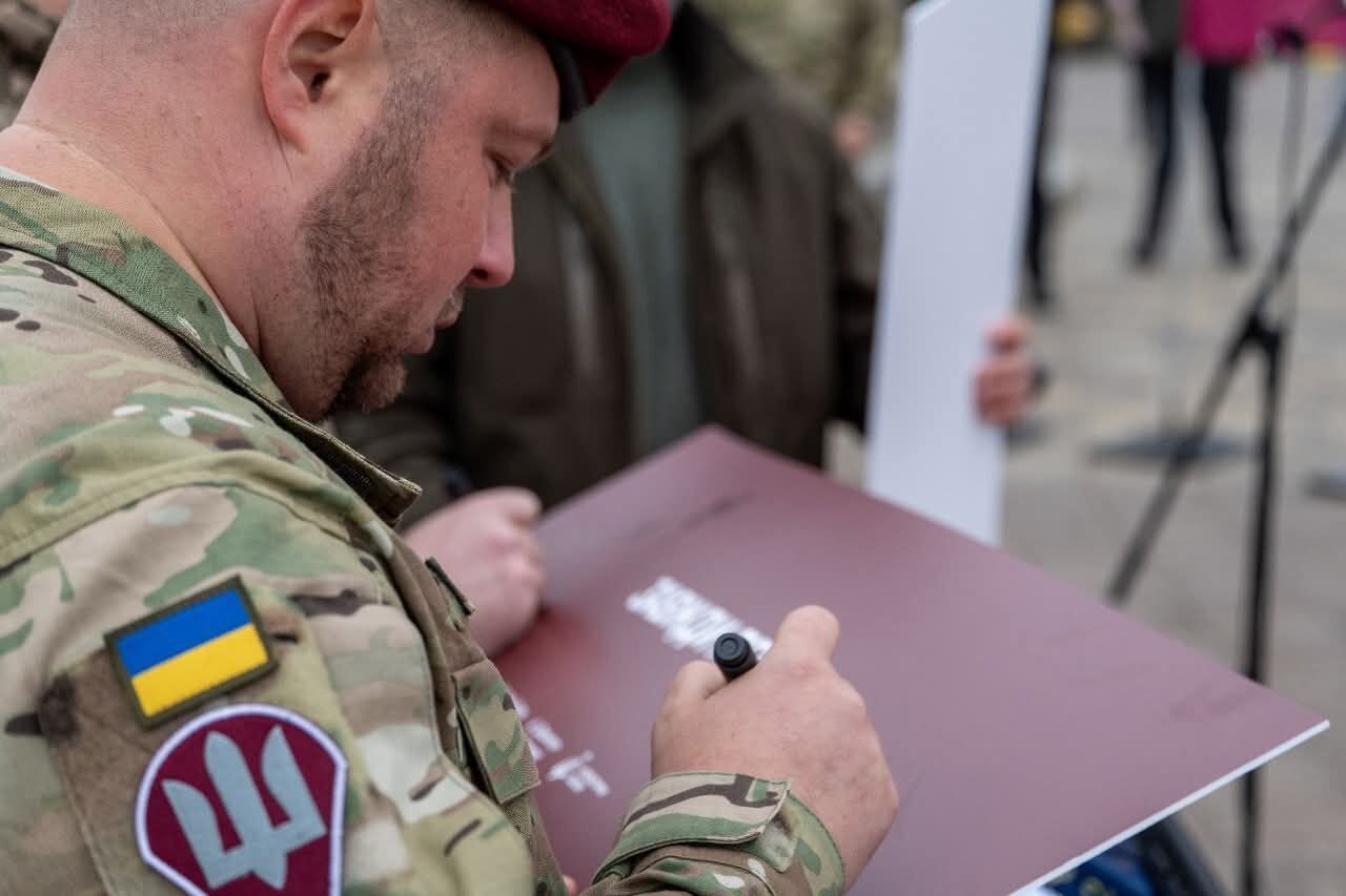 В Киеве открыли памятный знак Десантно-штурмовым войскам ВСУ. Фото