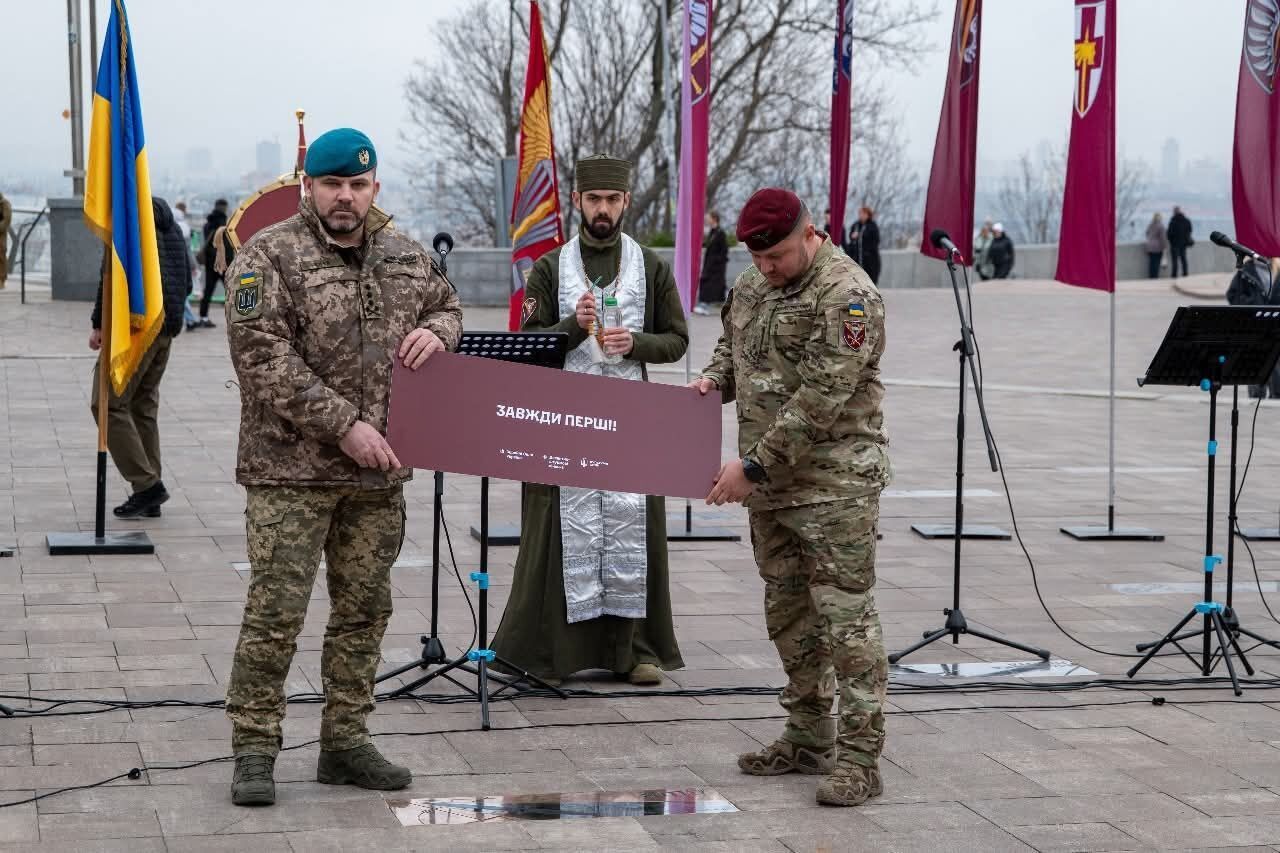 В Киеве открыли памятный знак Десантно-штурмовым войскам ВСУ. Фото