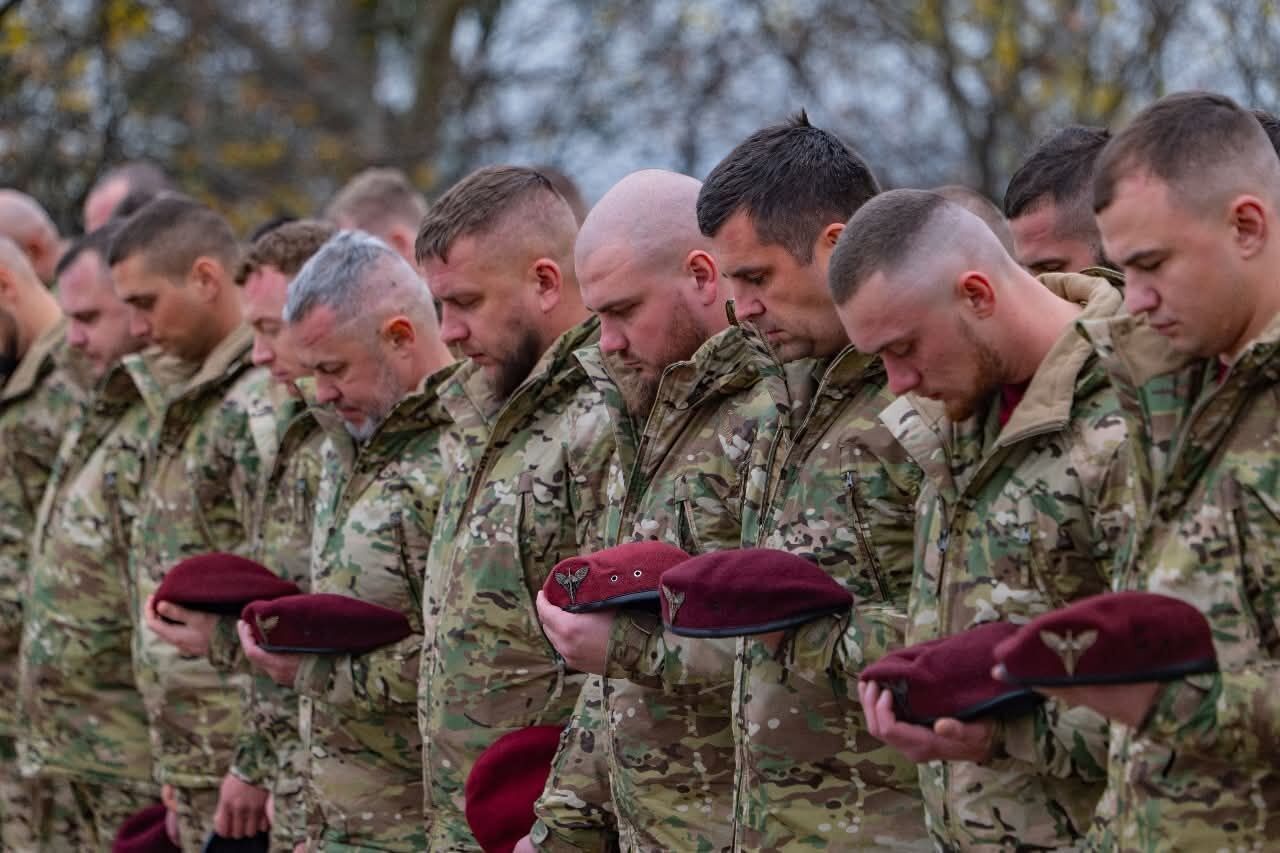 В Киеве открыли памятный знак Десантно-штурмовым войскам ВСУ. Фото