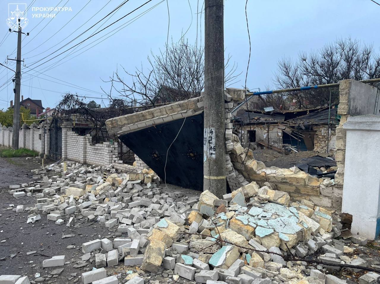 На Одещині БПЛА влучили в приватні будинки: виникла пожежа. Фото