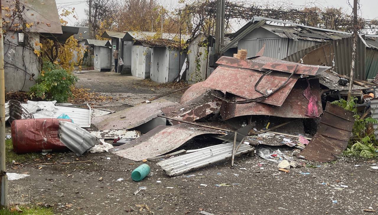 На Одещині БПЛА влучили в приватні будинки: виникла пожежа. Фото