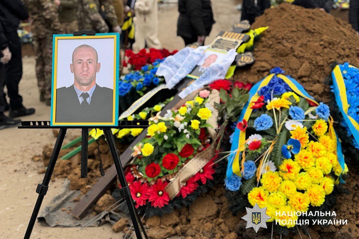 Назавжди 37: на Донеччині провели в останню путь поліцейського Віталія Олейнікова