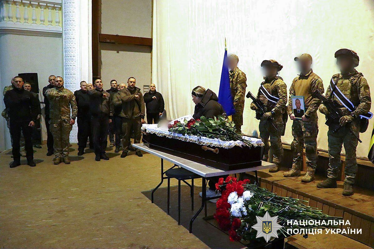 Назавжди 37: на Донеччині провели в останню путь поліцейського Віталія Олейнікова