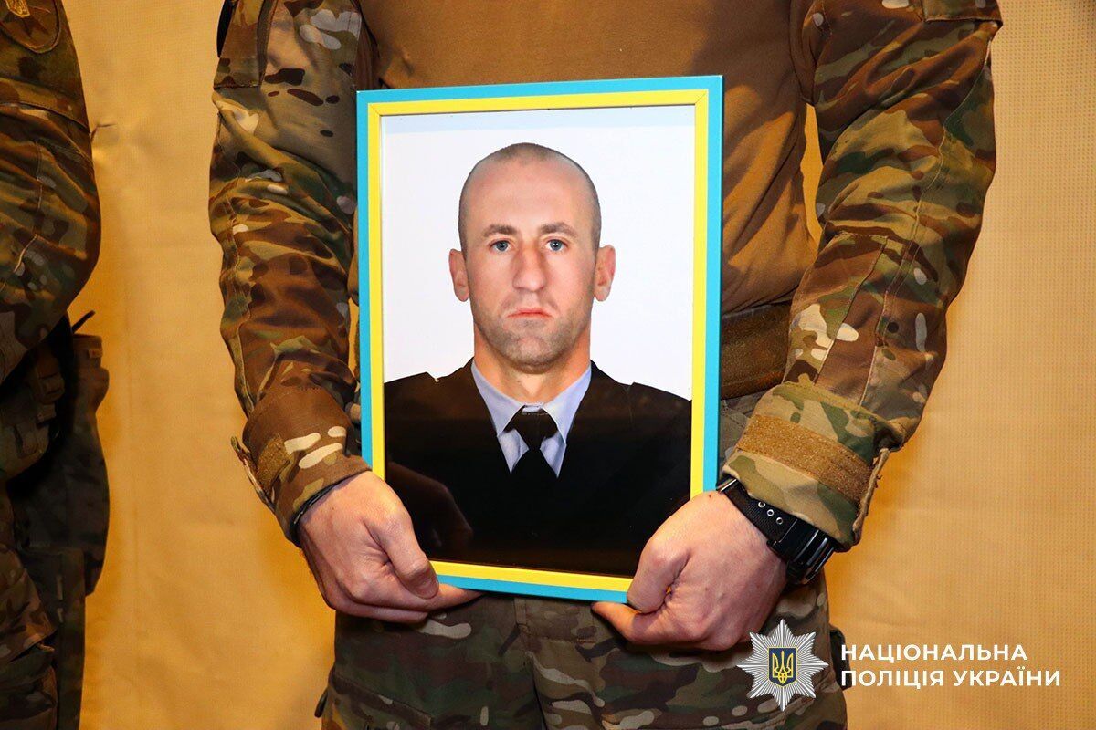 Назавжди 37: на Донеччині провели в останню путь поліцейського Віталія Олейнікова