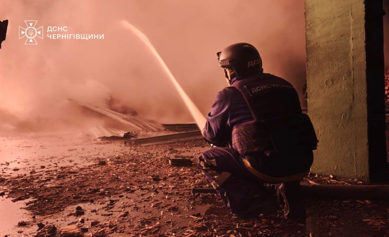 На Чернігівщині ворог атакував дронами підприємство: виникла масштабна пожежа