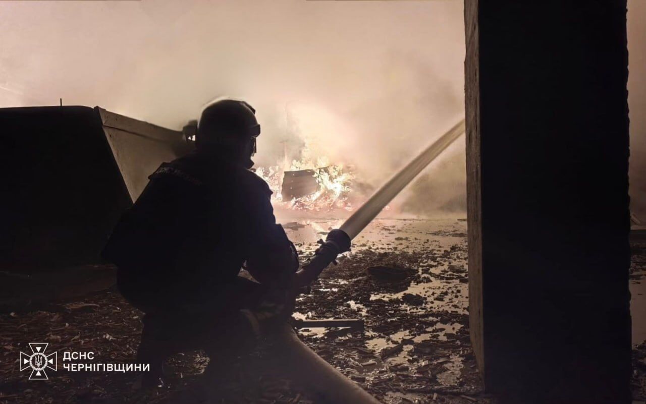 На Чернігівщині ворог атакував дронами підприємство: виникла масштабна пожежа