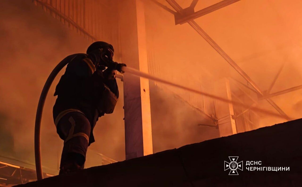 На Чернігівщині ворог атакував дронами підприємство: виникла масштабна пожежа