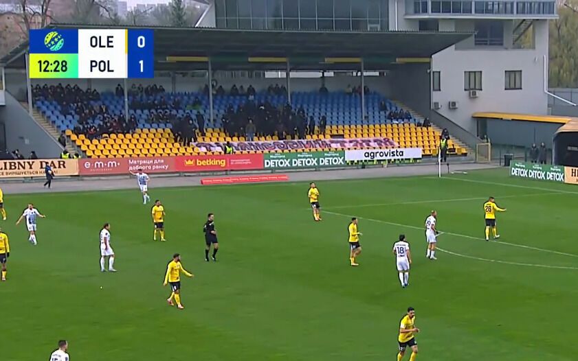 Українські фанати від надлишку енергії зламали стадіон в Олександрії. Відео