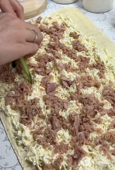 Рулет из лаваша с вкусной начинкой для новогоднего стола: самый простой рецепт бюджетной закуски