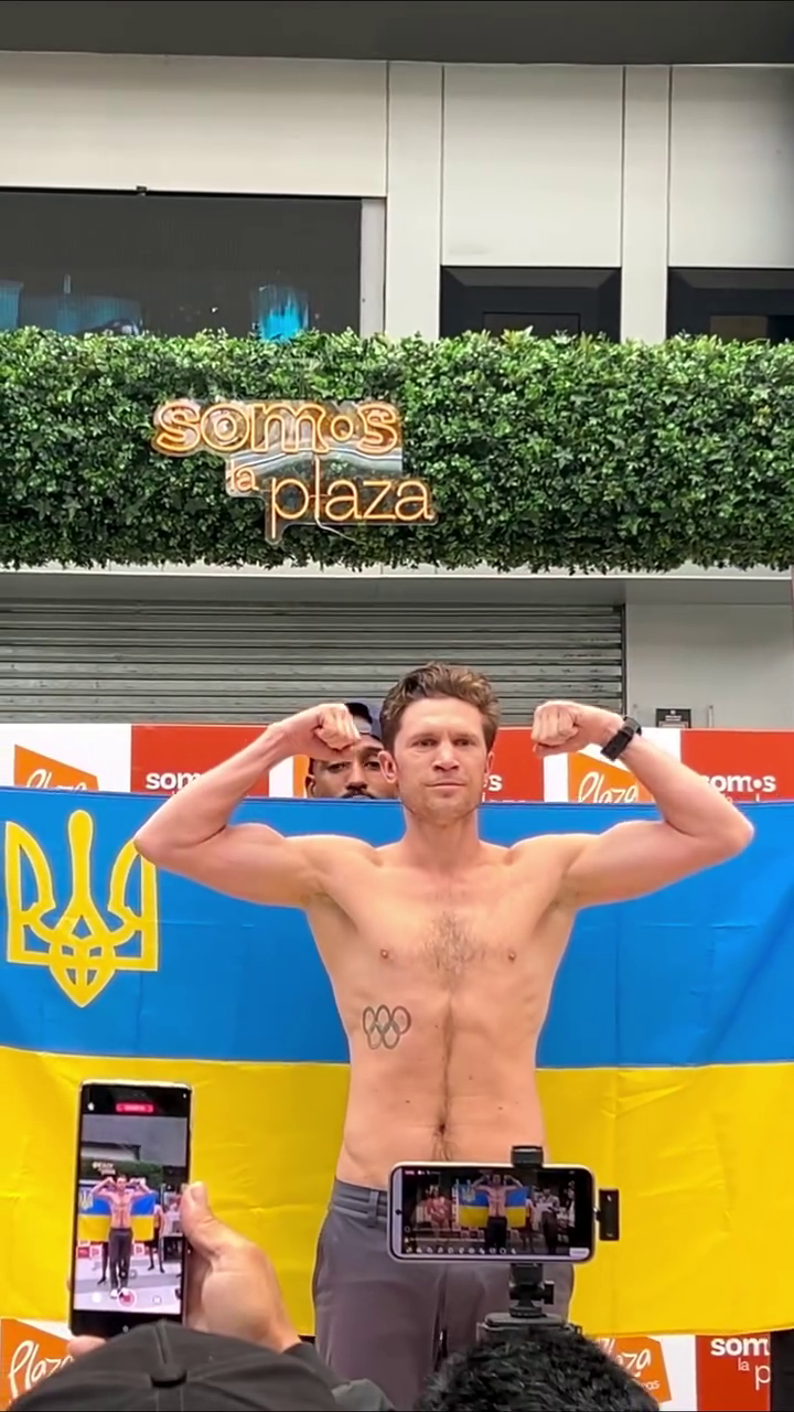 Знаменитий український непереможний боксер "в одну хвіртку" виграв бій в Еквадорі. Відео