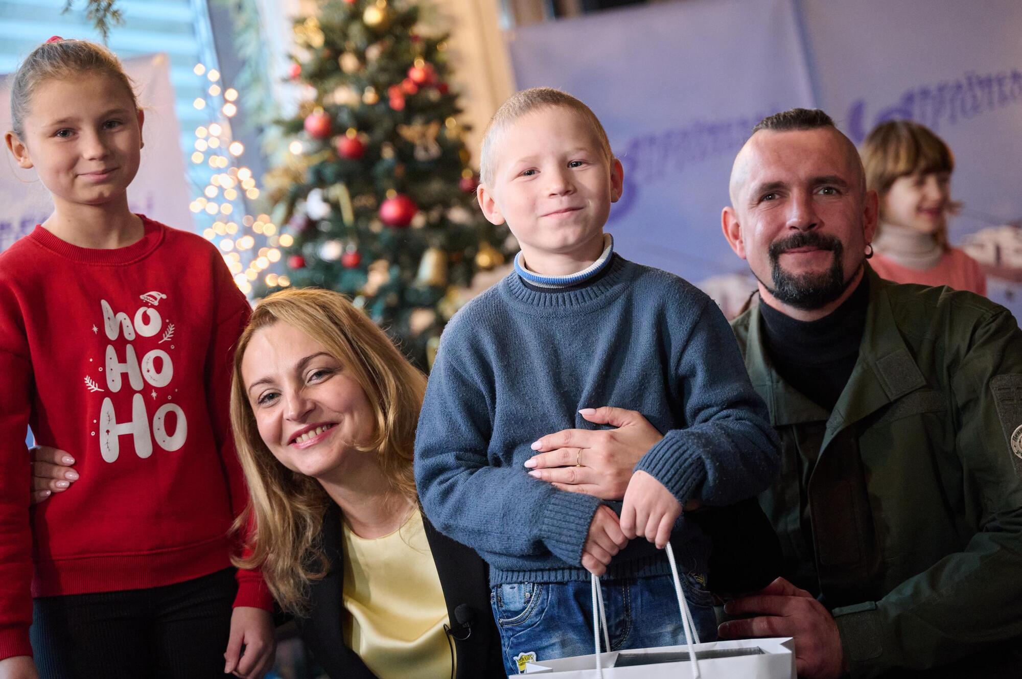 Чудеса от авиакомпании "Украинские вертолеты": дети пришли в гости к Николаю-Чудотворцу и на Ukraine WOW