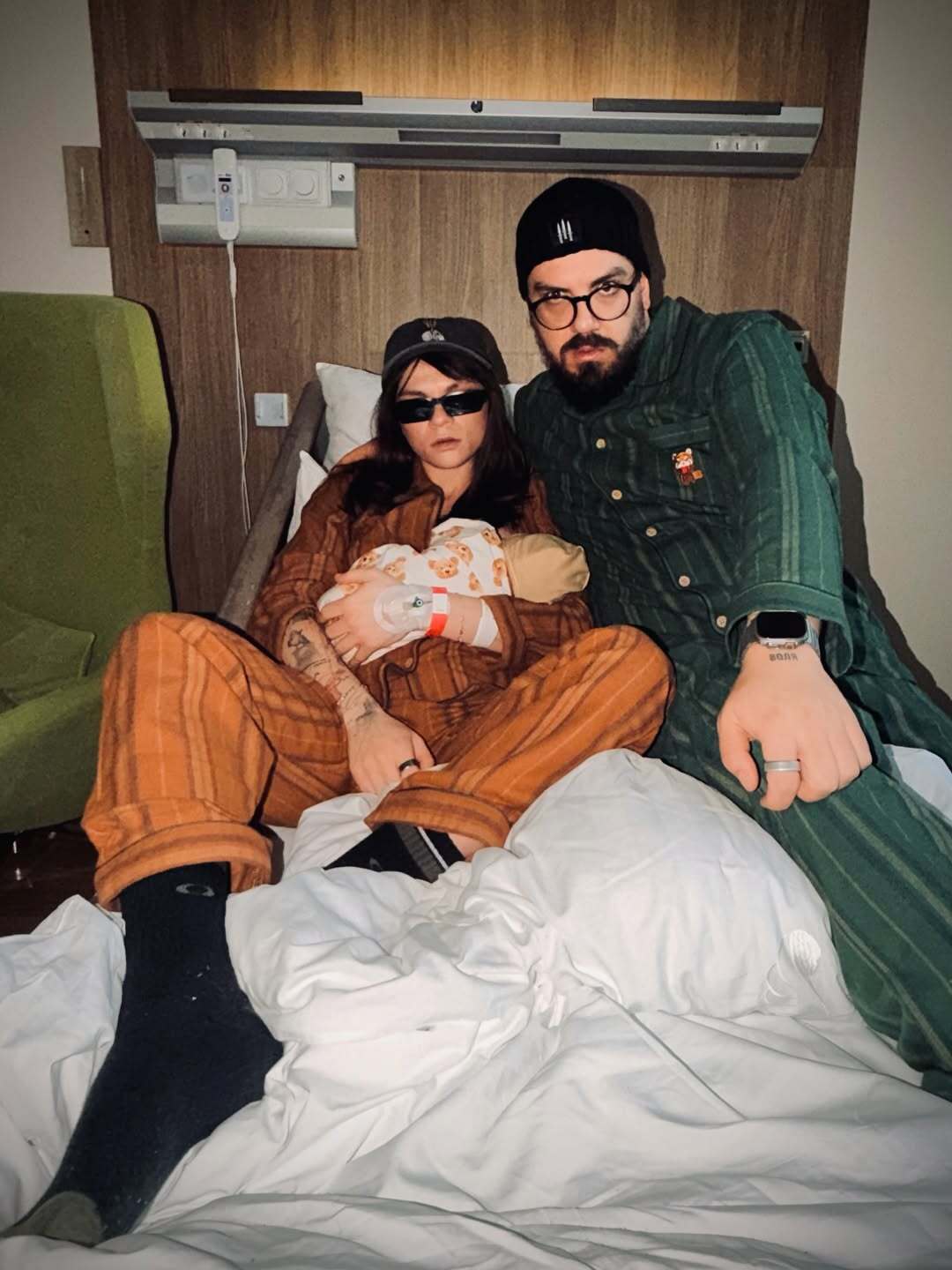 Дали сыну библейское имя: фотографы Либеровы впервые стали родителями и поразили стильным фото из роддома