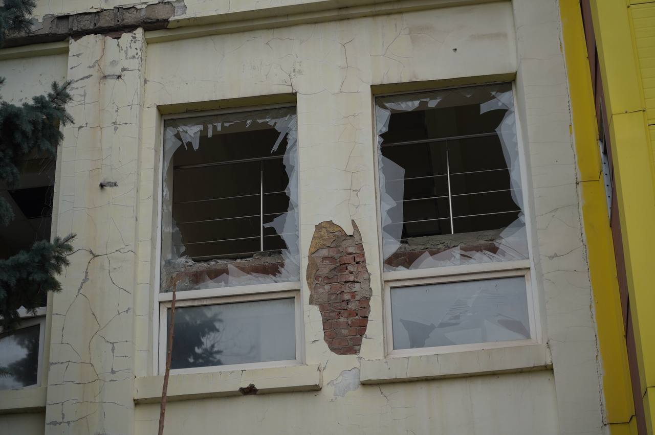 Росія вдарила балістикою по Дніпру: чотири людини загинули, десятки постраждали. Фото і відео