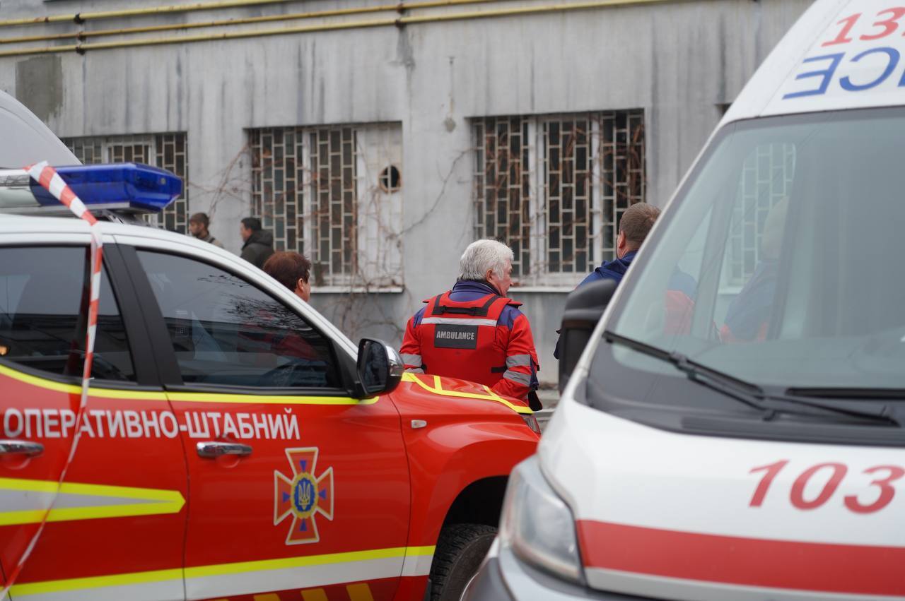 Росія вдарила балістикою по Дніпру: чотири людини загинули, десятки постраждали. Фото і відео