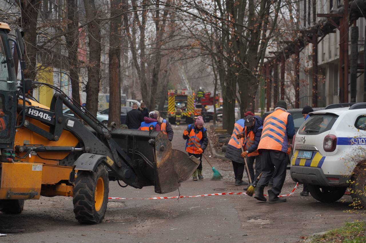 Росія вдарила балістикою по Дніпру: чотири людини загинули, десятки постраждали. Фото і відео